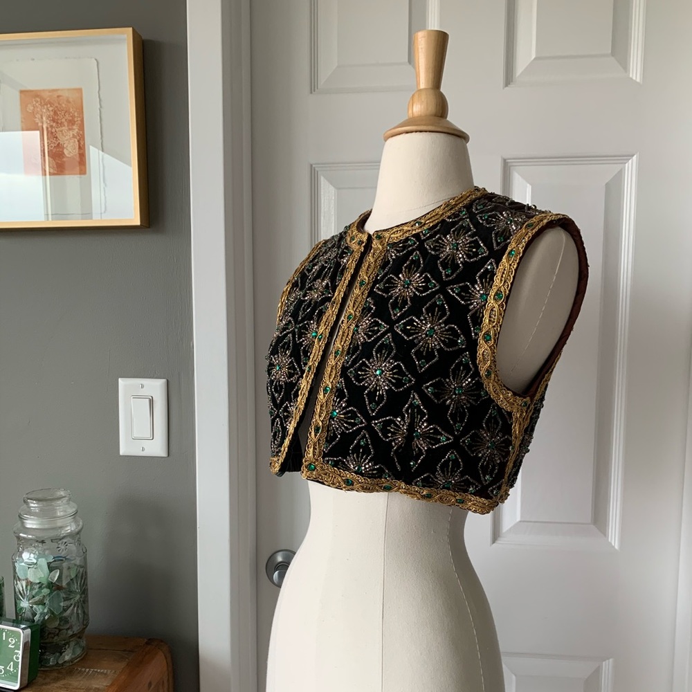 Vintage 60s green velvet & crystal crop vest - Picture 3 of 9